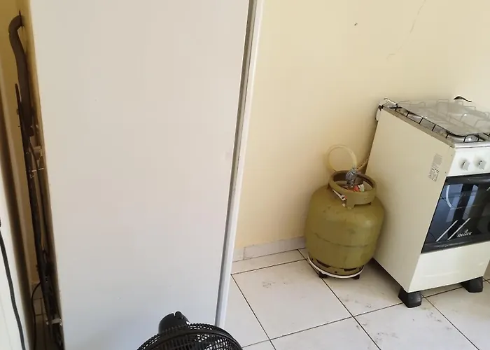 Casa Kitnet Prox Da Rodoviaria C/ Suite E Ar Condicionado Entrada Individual . Geladeira E Cozinha Basica. Garagem Pra Carro.