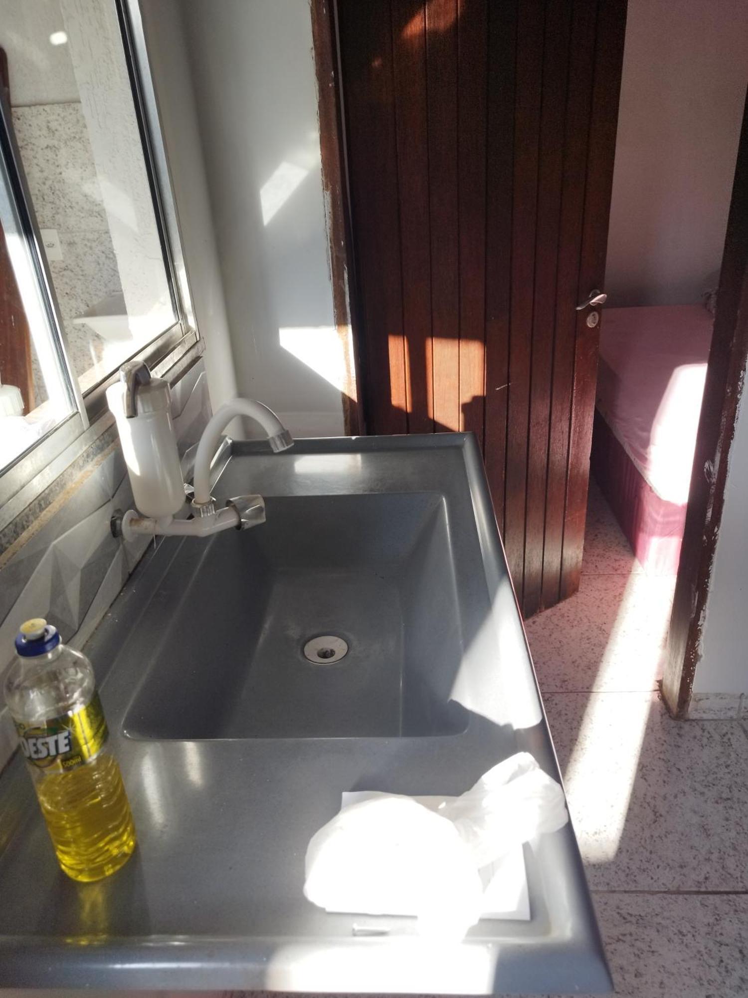 Casa Kitnet Prox Da Rodoviaria C/ E Ar Condicionado Entrada Individual . Geladeira E Cozinha Basica. Garagem Pra Carro.